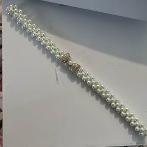 Kids girls pearl stretchy belt. White pearls with gold diamonds bow. Kids size